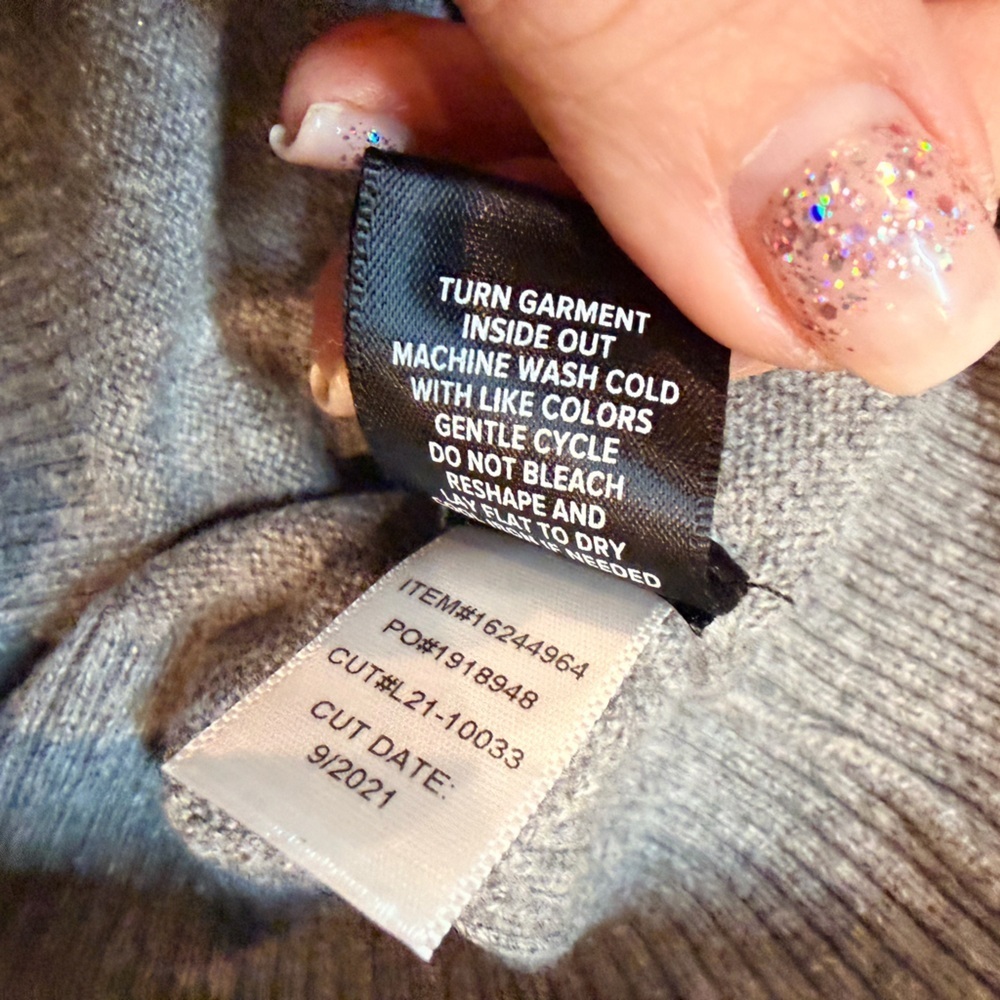 Torrid Gray Heart LOVE Graphic Crewneck Sweater Women’s 00 Medium - Picture 7 of 12